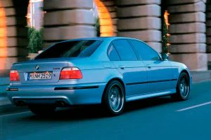 Este BMW M5 'E39' tiene complejo del modelo actual