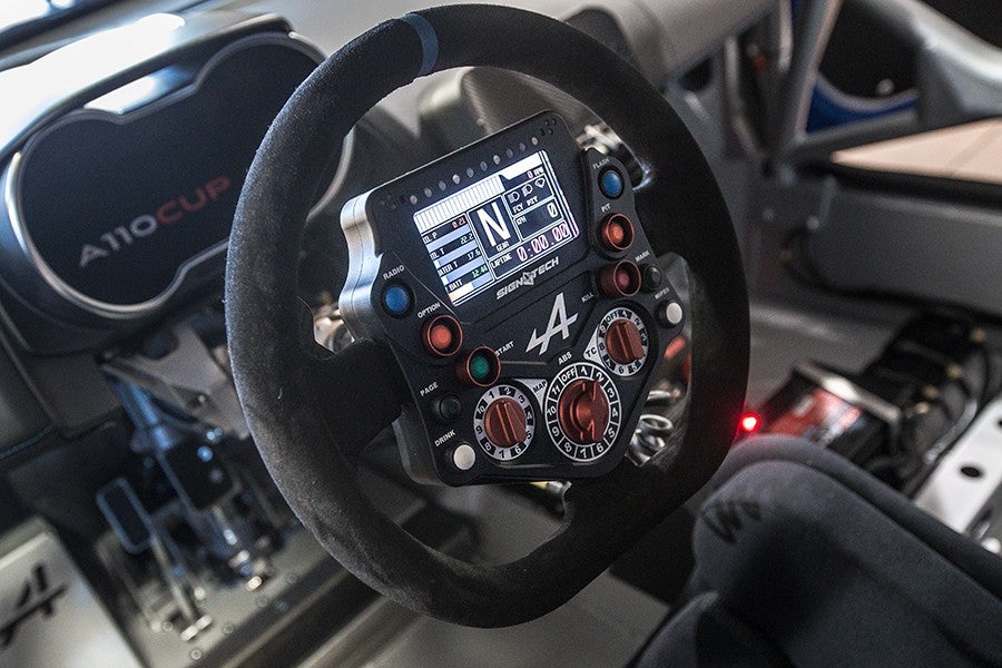 El volante es casi como el de un fórmula 1.