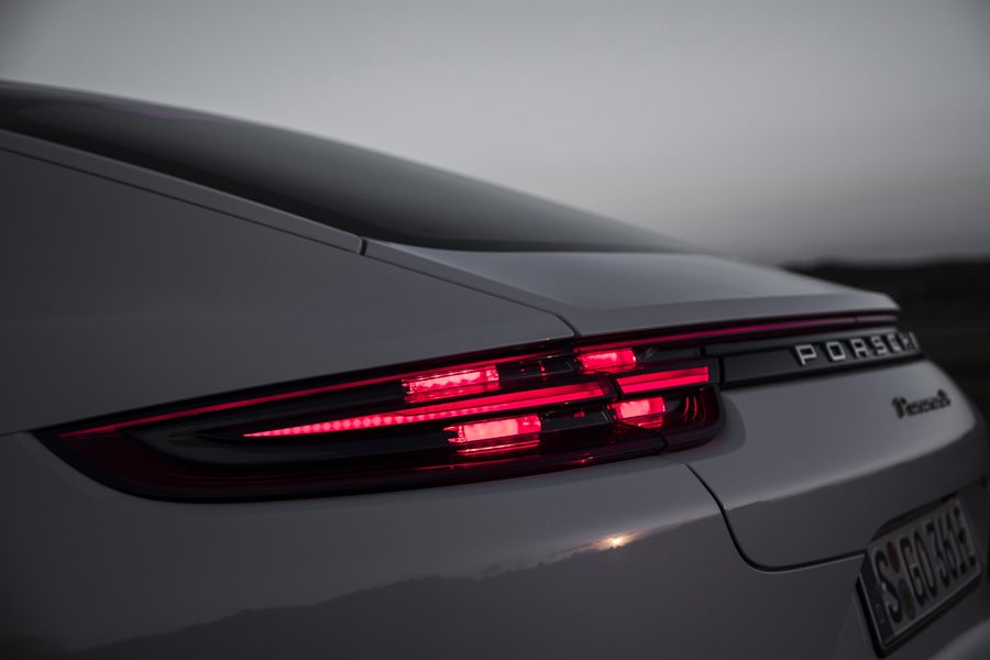 El diseño de la firma lumínica del Panamera guarda ciertas semejanzas con el resto de compañeros del Grupo Volkswagen.