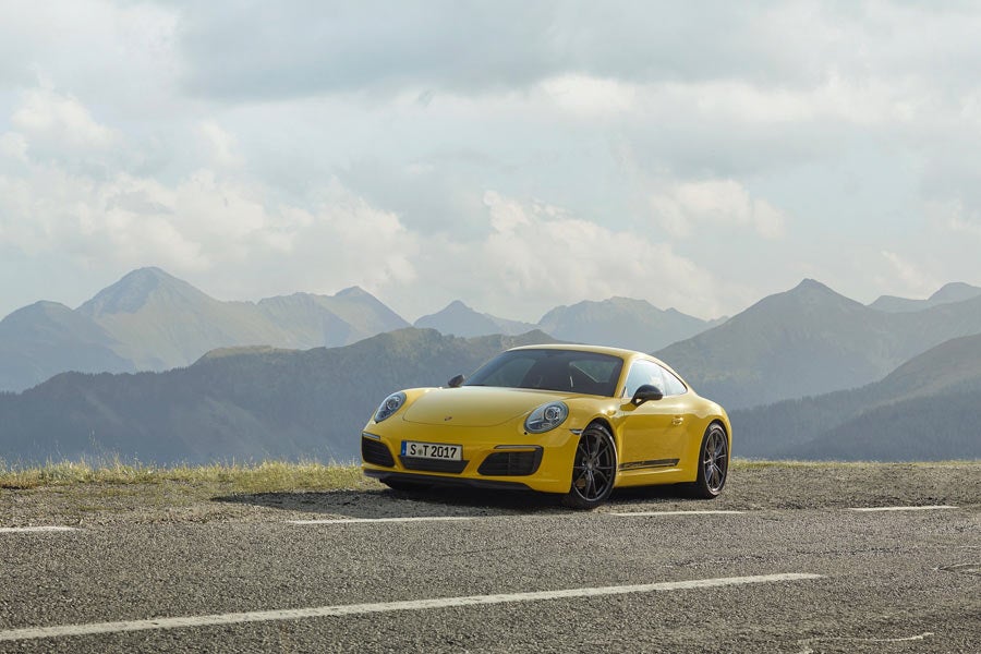 El 911 Carrera T se distingue por un spoiler optimizado aerodinámicamente y unos retrovisores Sport Design pintados en Gris Ágata Metalizado.