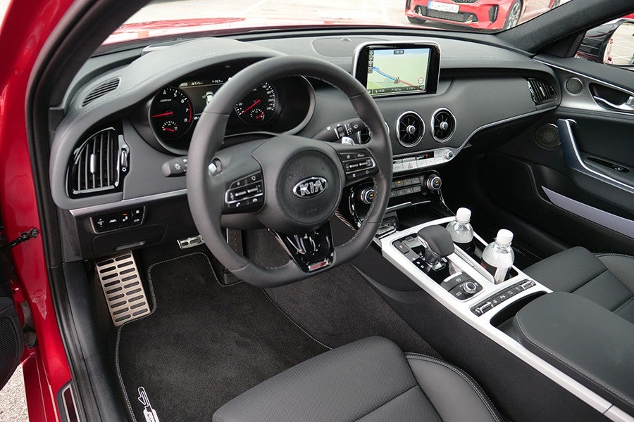 El interior tiene detalles de diseño de Mercedes y Audi.
