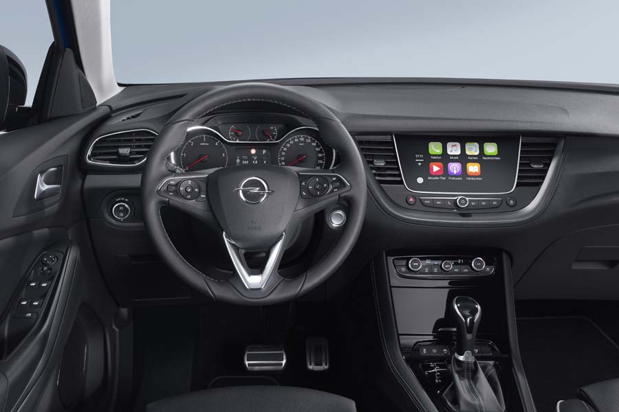 El diseño del salpicadero es más sobrio que en el Peugeot 3008.