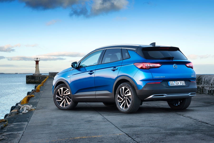 La parte trasera recuerda al Opel Astra.