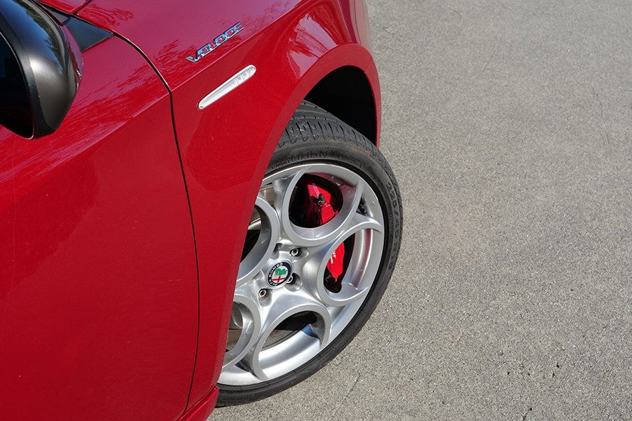 Lo importante del equipamiento del Giulietta Veloce es lo que trae para hacernos disfrutar conduciéndolo.