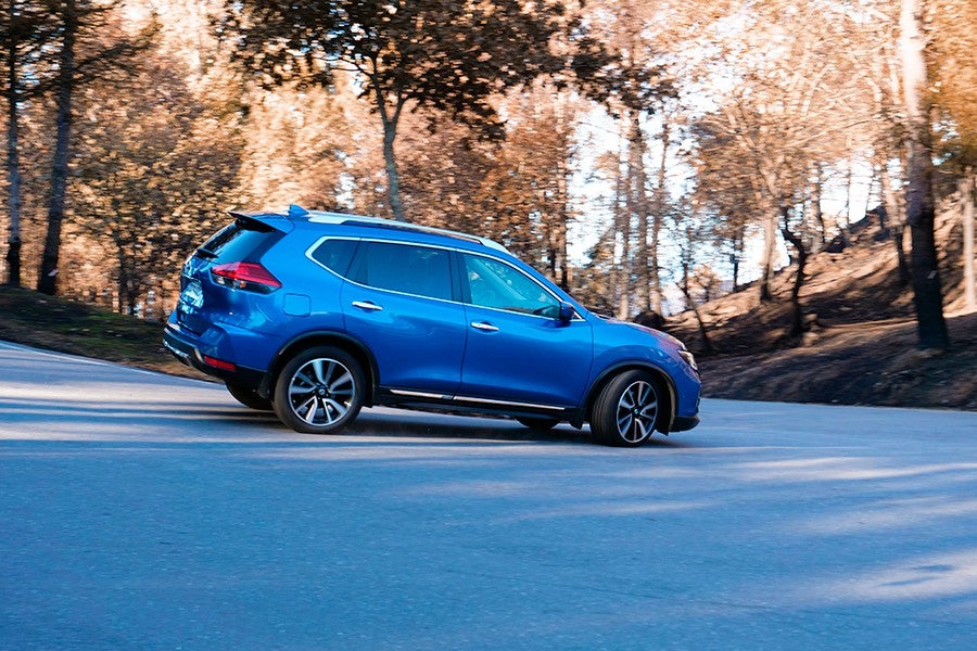El peso es el que es y está donde está, pero el X-Trail no se defiende mal.