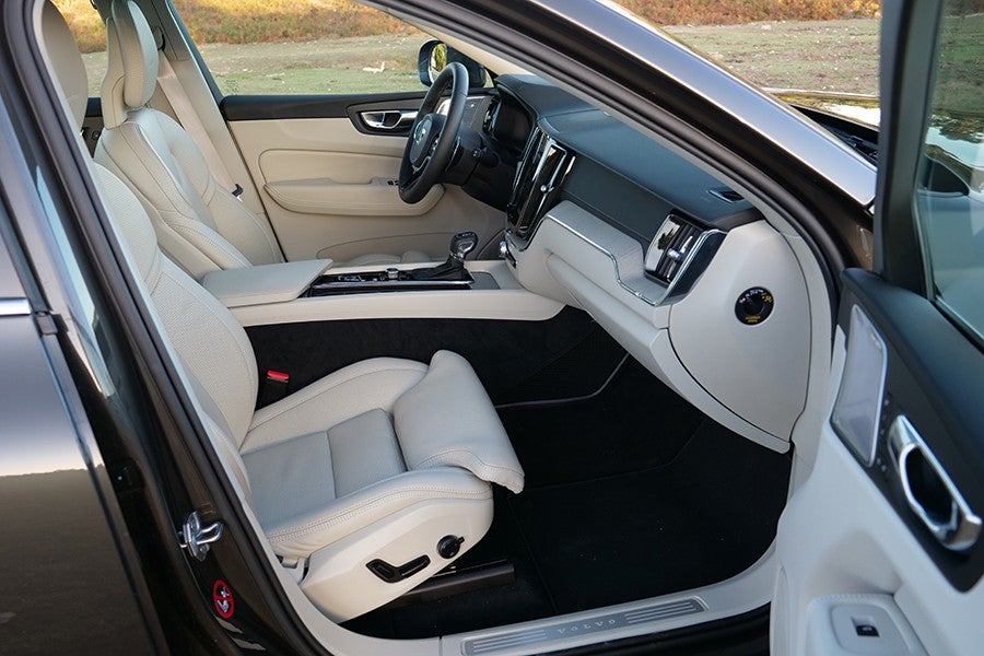 El interior del Volvo XC60 es un ejemplo a seguir por amplitud, elegancia y ergonomía.