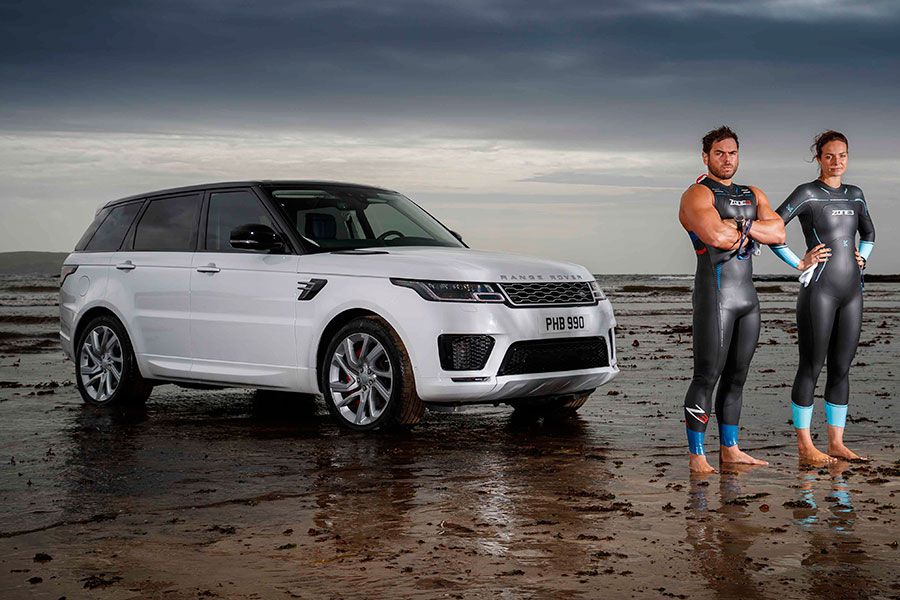 Nuevo desafío: el Range Rover Sport contra dos nadadores