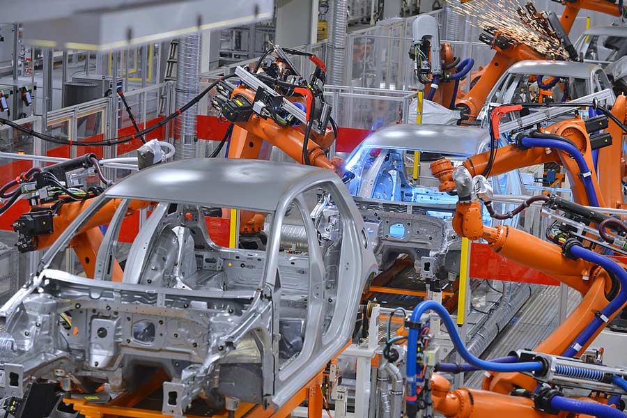 En un futuro podríamos ver que la producción de los coches al 100% se realiza con robots.