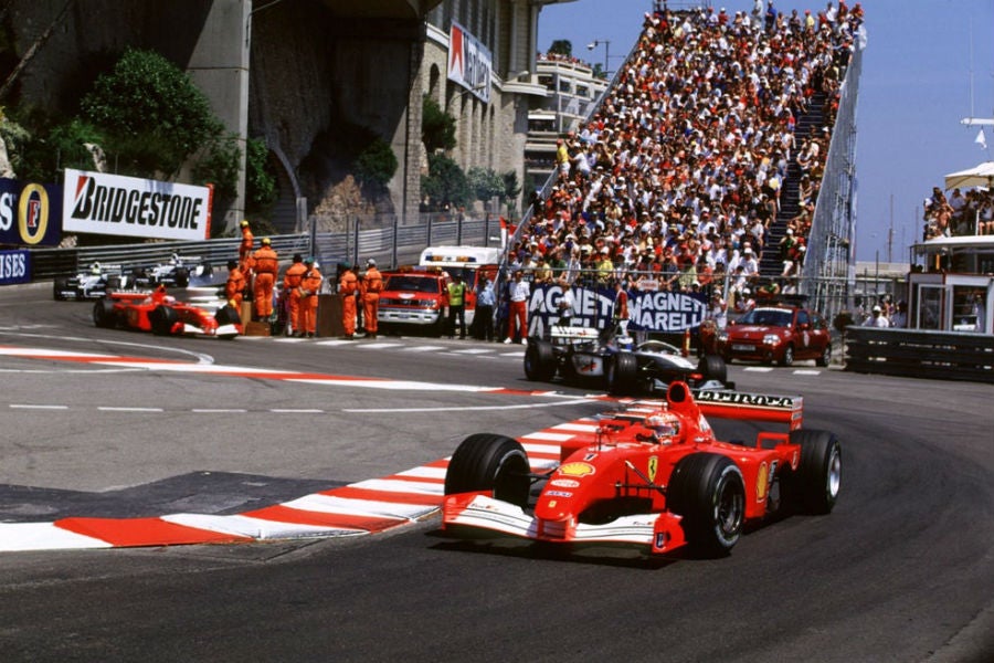 Michael Schumacher pilotando el F1 subastado en Mónaco.