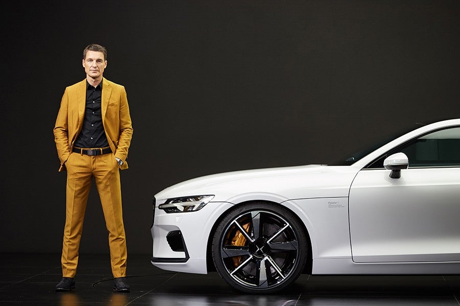 Thomas Ingenlath posa junto al primer Polestar.