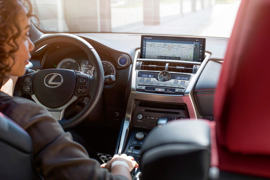 Según Lexus, el NX es el primer coche conectado de la marca.