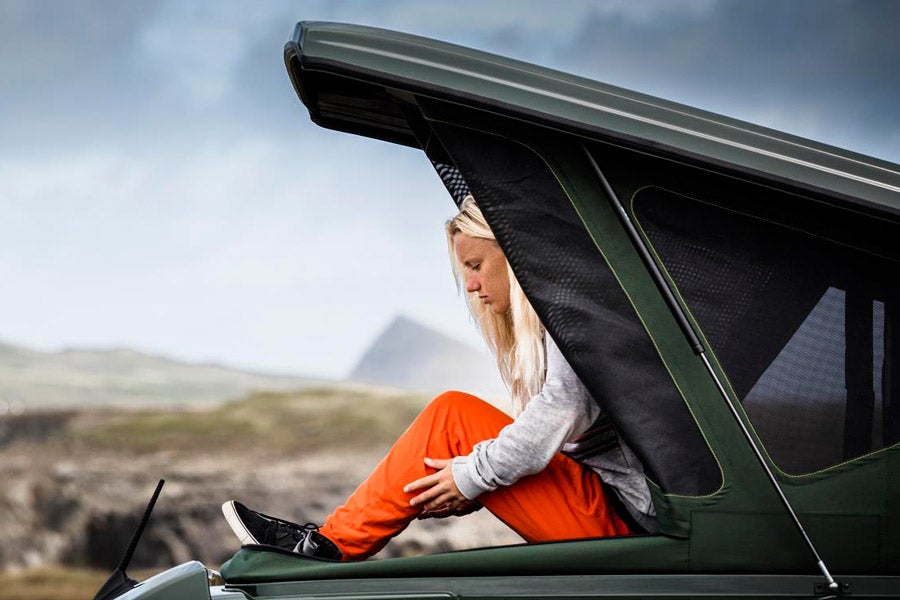 El techo elevable te permite tener más altura en el interior de la furgoneta y un espacio extra exterior para fundirte con la naturaleza.