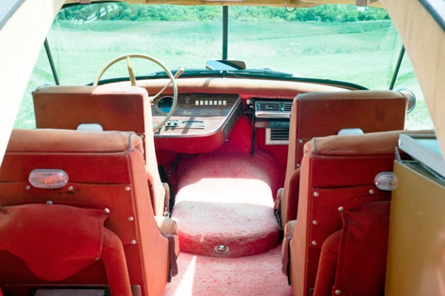 El interior parece sacado de una película de Serie B de los años sesenta.