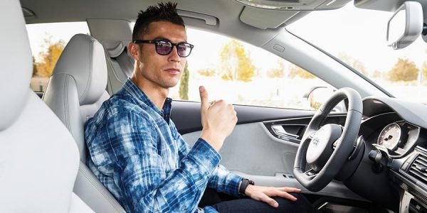 Cristiano Ronaldo, jugador del Real Madrid, en su nuevo coche.