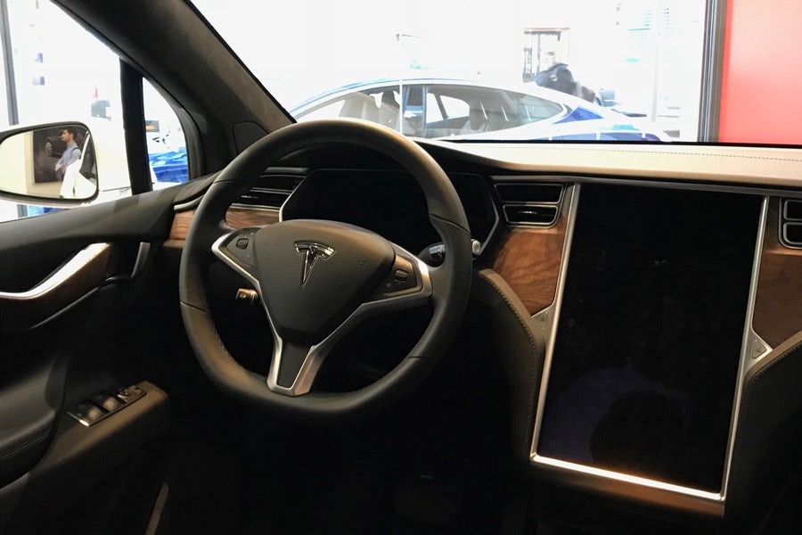 En los concesionarios de Tesla también puedes reservar y realizar pruebas de conducción con los Model X y Model S.