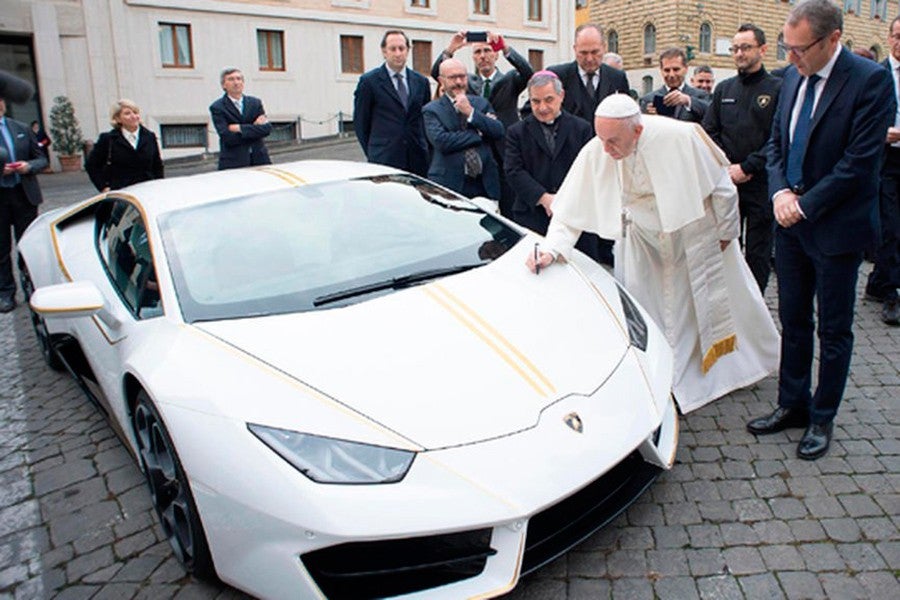 Lamborghini regala un Huracán al Papa Lamborghini regala un Huracán al Papa
