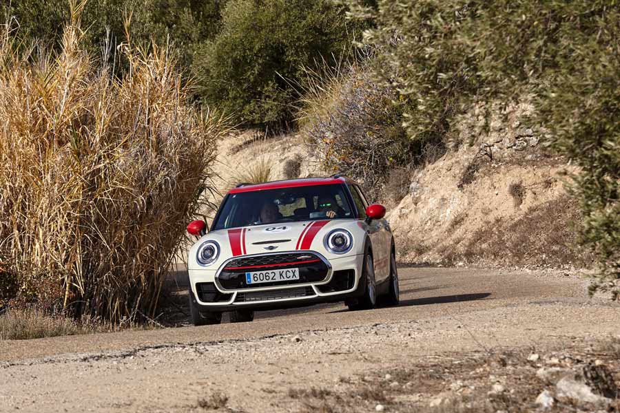 En un tramo de rally ubicado en Perales de Tajuña pudimos conducir los Mini JCW de 3 puertas, cabrio, Clubman y Countryman.