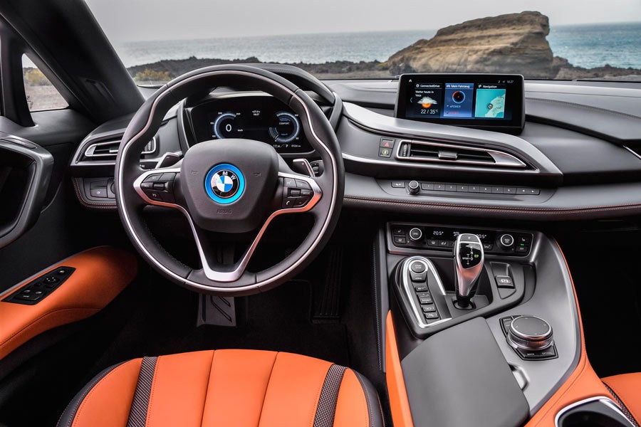 El interior no difiere en mucho con respecto al i8 anterior.