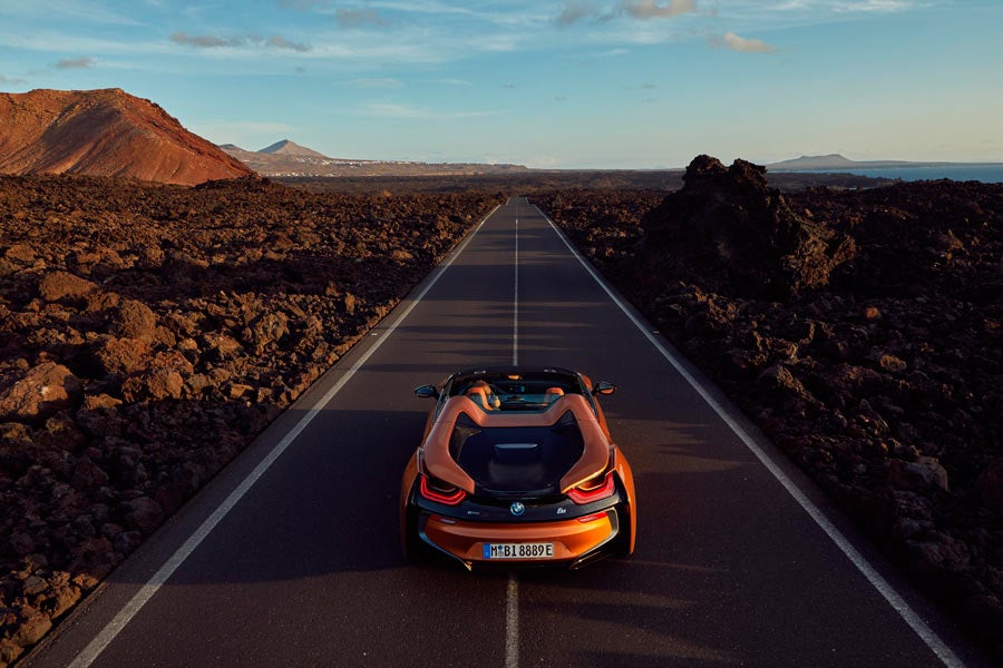 Este i8 ha mejorado en insonorización del motor térmico y en autonomía y potencia del motor eléctrico.