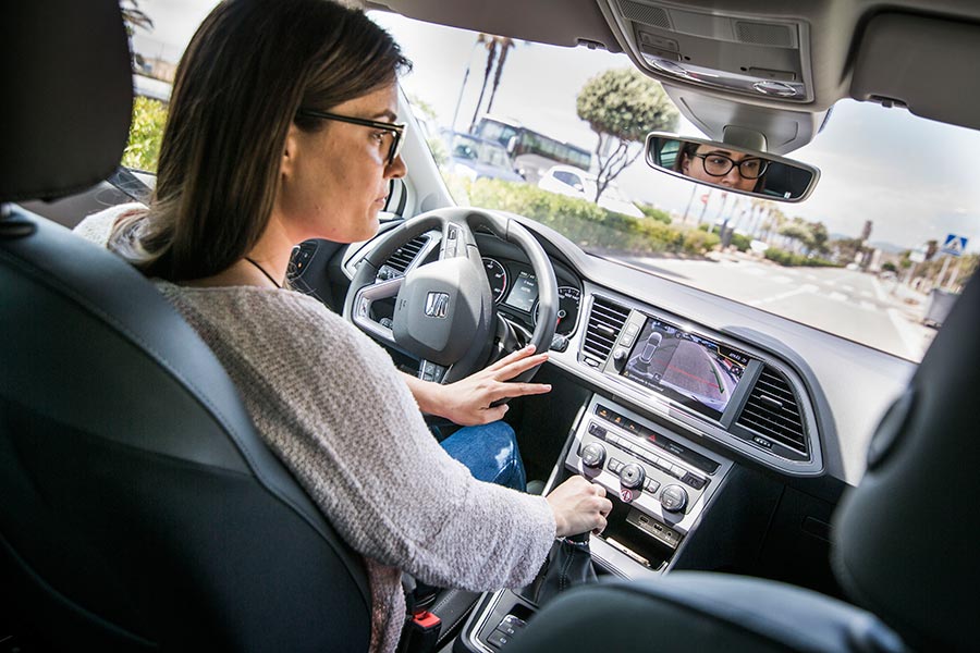 Mujer al volante.