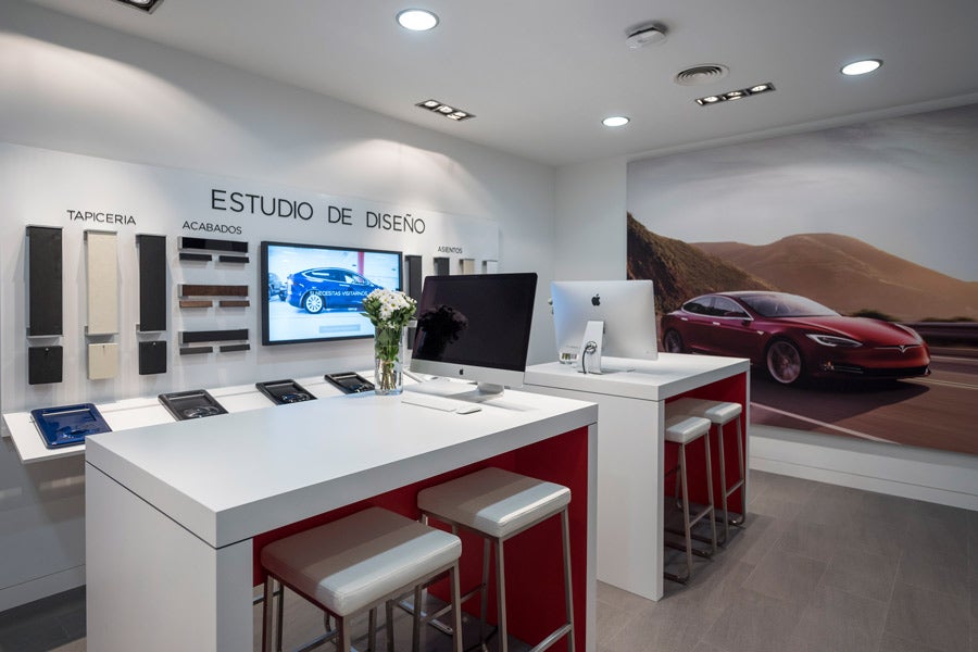Los concesionarios tienen una pequeña sala junto a la zona de exposición donde se llevan a cabo las operaciones de venta y personalización.