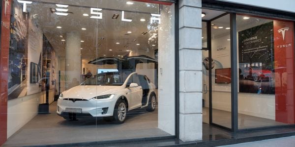 Así son los concesionarios Tesla en España.