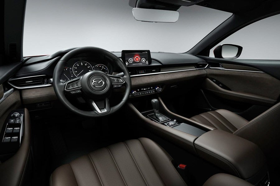 El interior del Mazda 6 se ha actualizado con nueva tapicería y tecnología.