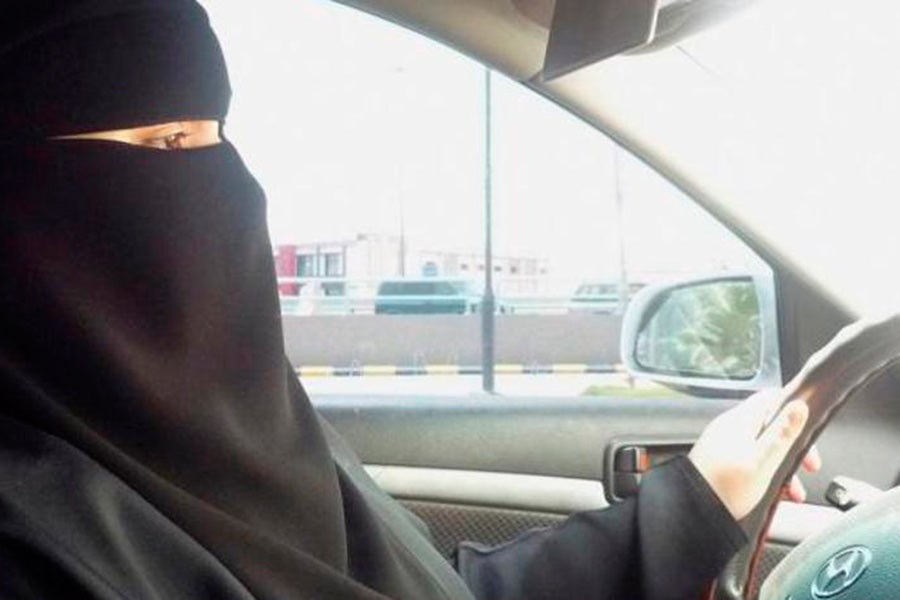 Mujer saudí conduciendo.