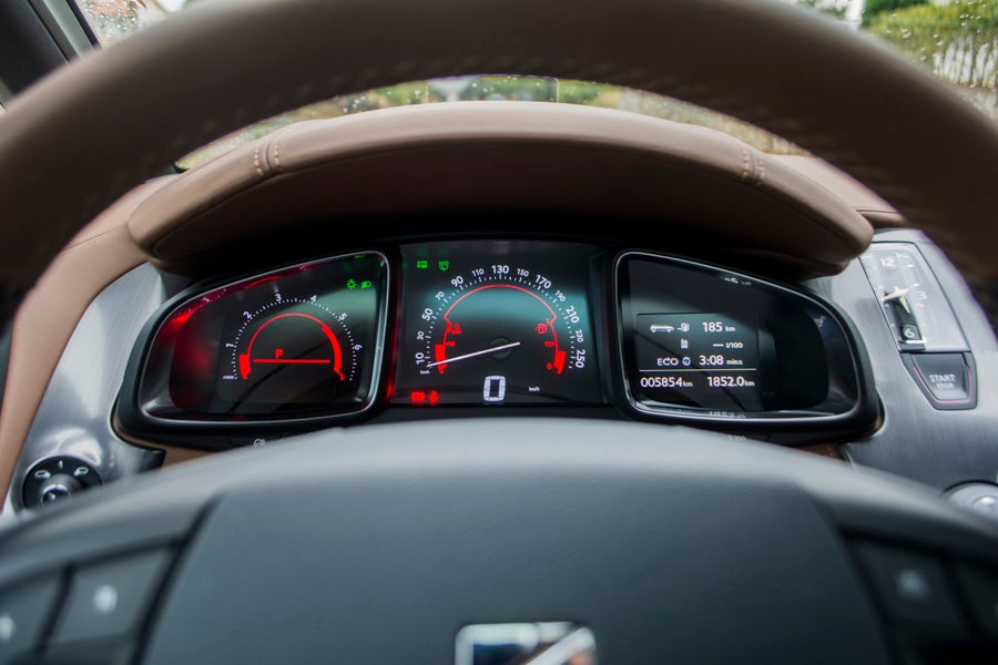 Los indicadores del cuadro de mandos del DS5 son claros y tiene una personalidad "retro" muy atractiva.