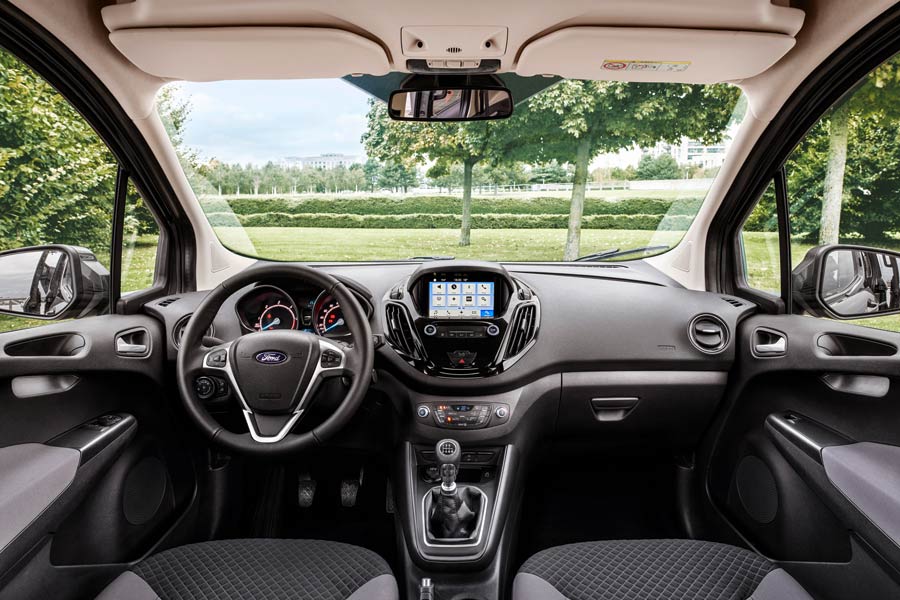 El interior de ambos modelos se renueva con mejores materiales y mejor ergonomía. Ademas, incorpora el sistema de infoentretenimiento SYNC 3 con pantalla táctil opcional de seis pulgadas; sin duda, un paso hacia adelante.