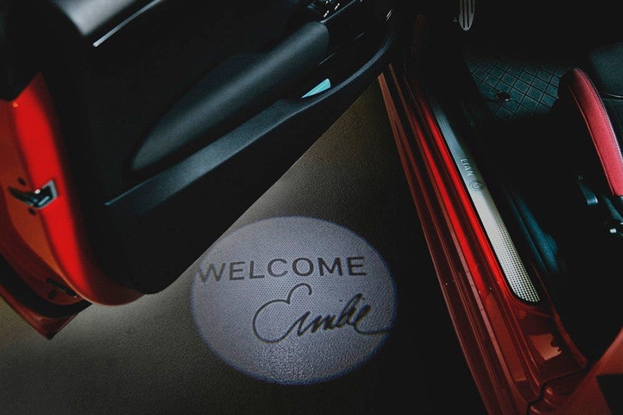 Detalle de la luz proyectada al suelo en el acceso al Mini con el nombre personalizado.