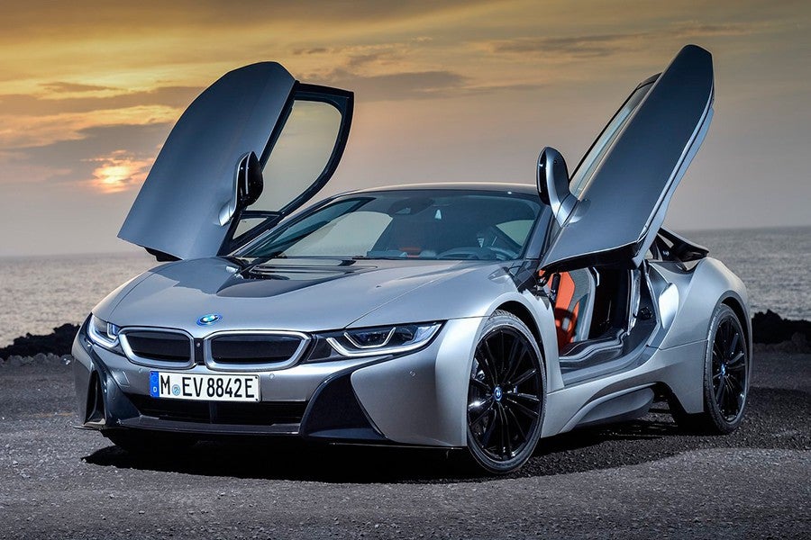 El BMW i8 se actualiza con una imagen todavía más espectacular y mejor rendimiento.