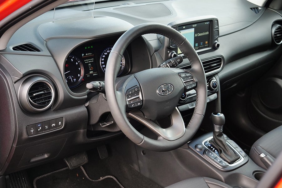 El interior del Kona es acogedor pero le falta espacio.