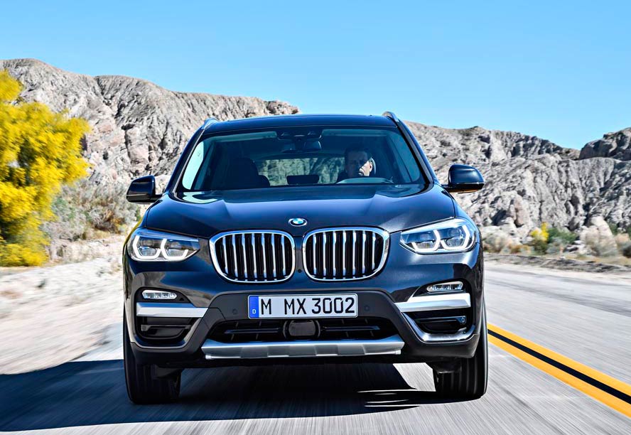 Toda la gama del nuevo BMW X3 cuenta con "parrilla activa", que modifica la apertura de las lamas del radiador.