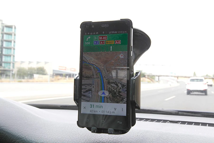 Se puede llevar el móvil en un soporte en el coche con una Ley de Tráfico o  puedo ser multado?