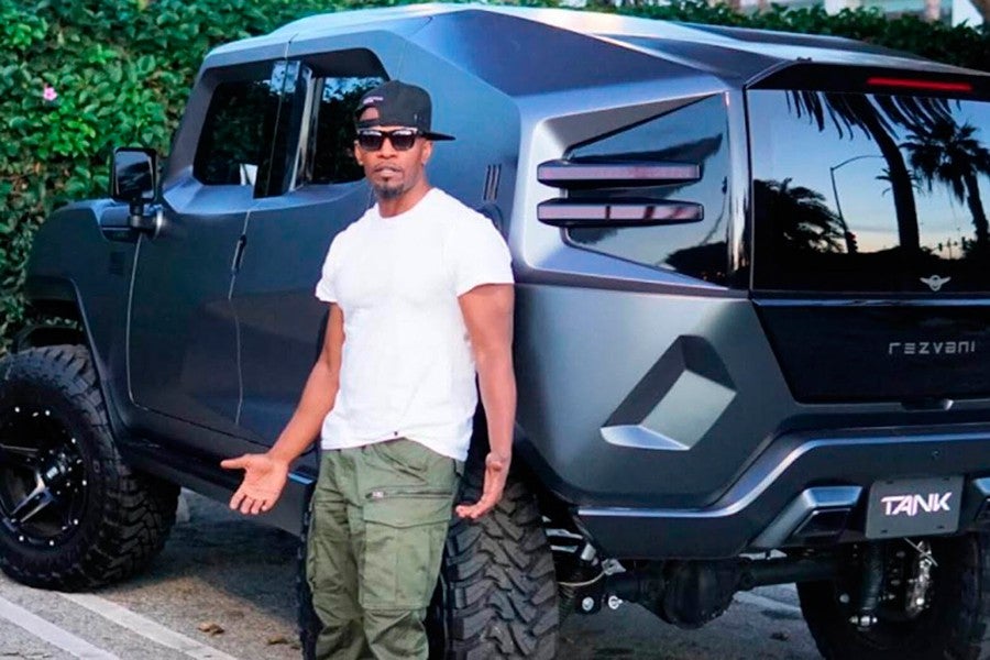 Así posa Jamie Foxx para sus seguidores junto a su flamante Rezvani Tank.