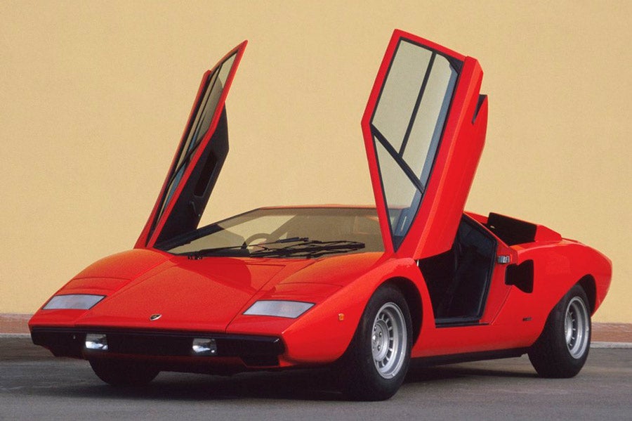 El Lambo Countach y sus míticas puertas de tijera fue el coche más rápido en la década de los 70.
