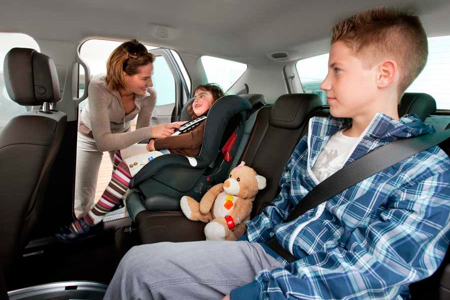 Tres de cada cinco padres ponen en peligro a sus hijos mientras conduce Tres de cada cinco padres ponen en peligro a sus hijos mientras conduce