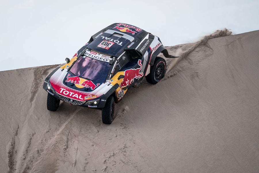 Con la despedida de Peugeot, Toyota o Mini podrían ser las escuadras en las que recayera Carlos Sainz el año que viene si finalmente continúa en activo.