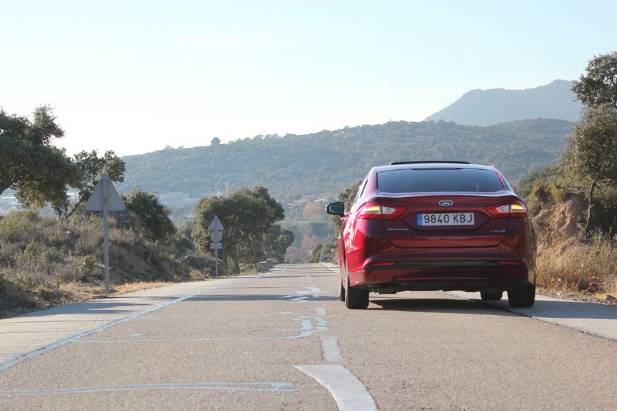 Ford Mondeo híbrido o avión, ¿cuál es mejor para tus vacaciones? Ford Mondeo híbrido o avión, ¿cuál es mejor para tus vacaciones?