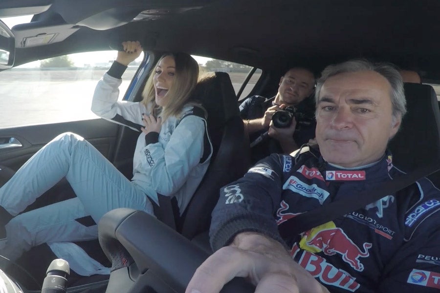 Carlos Sainz enseña a conducir a Edurne y a Ferrer en El Jarama Carlos Sainz enseña a conducir a Edurne y a Ferrer en El Jarama
