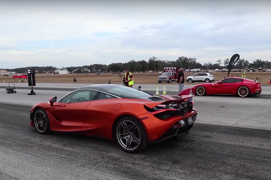 Ferrari F12 o McLaren 720S, ¿cuál es más salvaje en media milla? Ferrari F12 o McLaren 720S, ¿cuál es más salvaje en media milla?