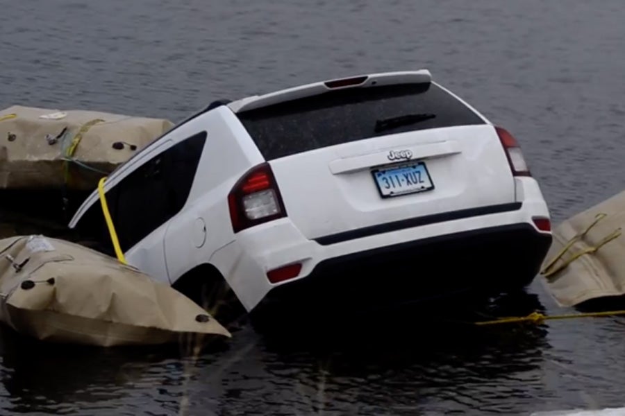 La aplicación Waze “tira” a un conductor al lago La aplicación Waze “tira” a un conductor al lago