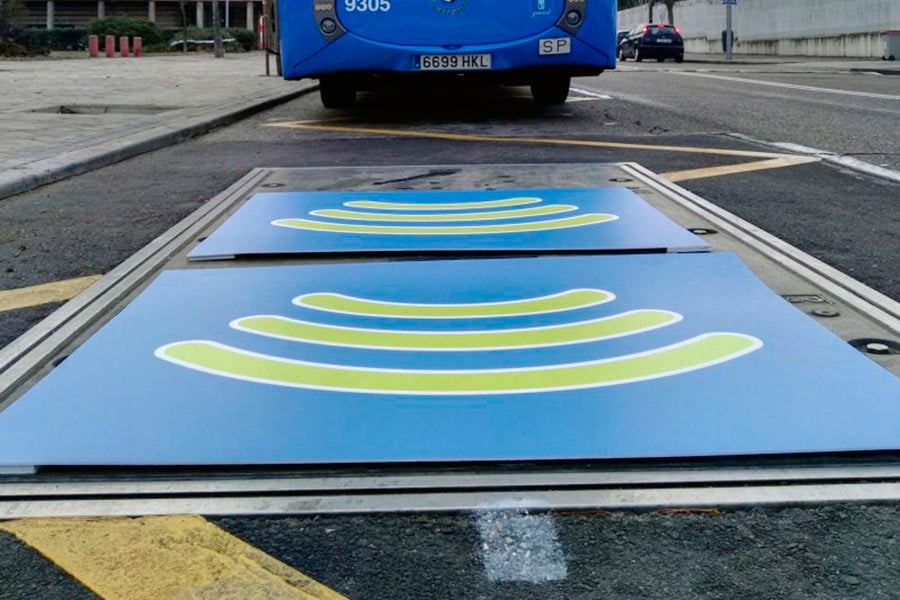 El sistema de carga será sin contacto mediante una bobina magnética instalada bajo la calzada y cubierta por hormigón.