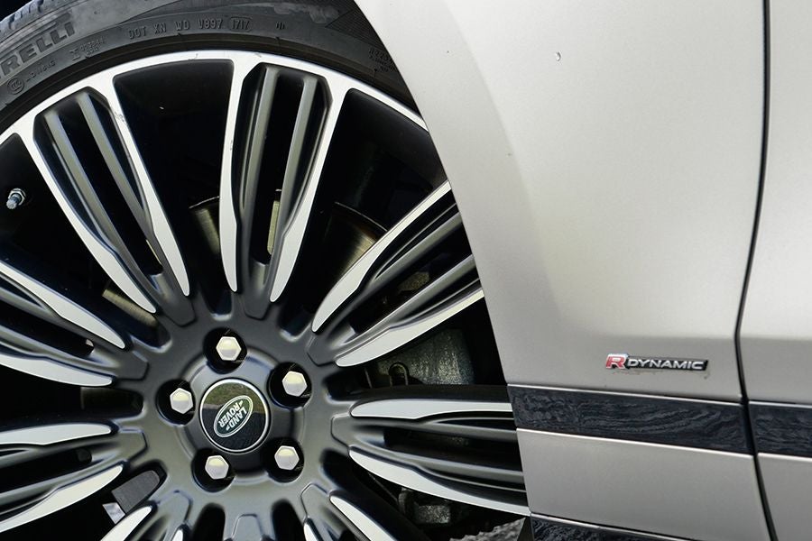 El motor V6 de 300 CV tiene una respuesta agradable y suena bien.