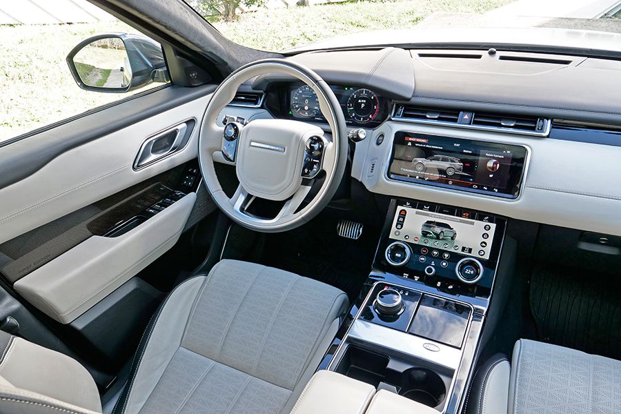 El interior del Velar tiene mucho más estilo y es más acogedor que el de sus rivales alemanes.