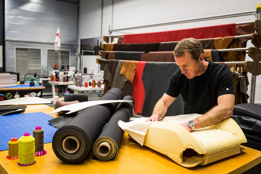 Así trabaja el sastre de los coches en su atelier Así trabaja el sastre de los coches en su atelier