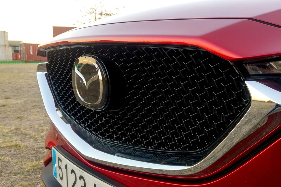 Tras el logo de Mazda, se esconde un radar.
