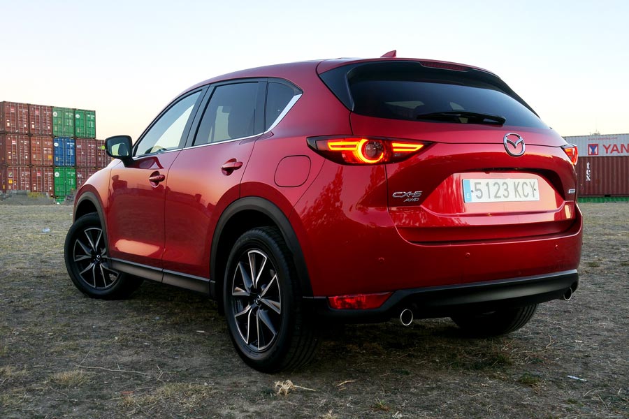 El Mazda CX-5 de gasolina y 194 CV monta llantas de aleación de 19 pulgadas de serie.