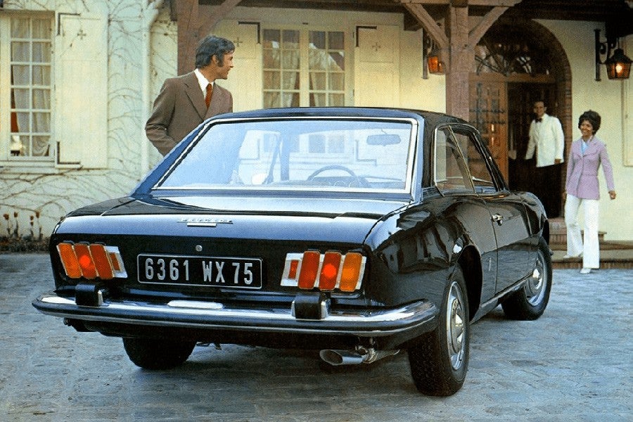 Las ópticas traseras de este 504 Coupé han sido la fuente de inspiración para los pilotos de los Peugeot en la actualidad.